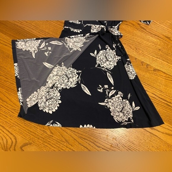 Vince Camuto Navy Floral Stretchy Short Sleeve Wrapped Tea Cocktail Dress - Picture 7 of 14